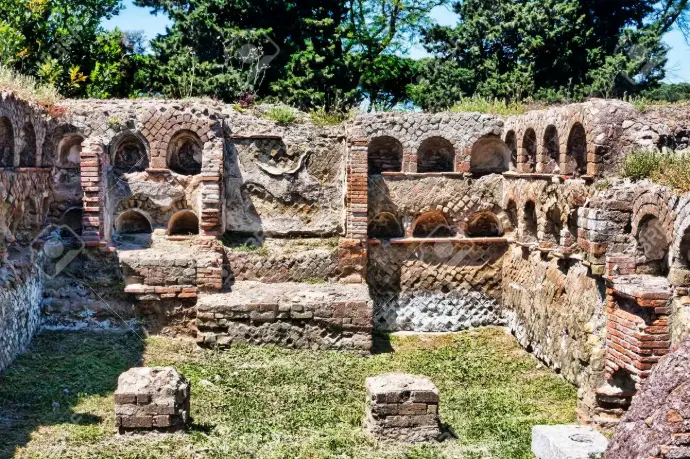 Ceremonia funeraria romana con cremación y columbarios
